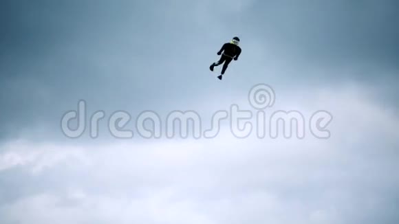 风筝在蔚蓝的天空中飞翔视频的预览图