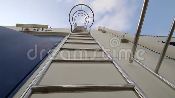 工程师爬上固定的梯子视频的预览图