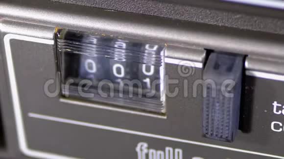 磁带录音机中的录音盒计数器正在旋转视频的预览图