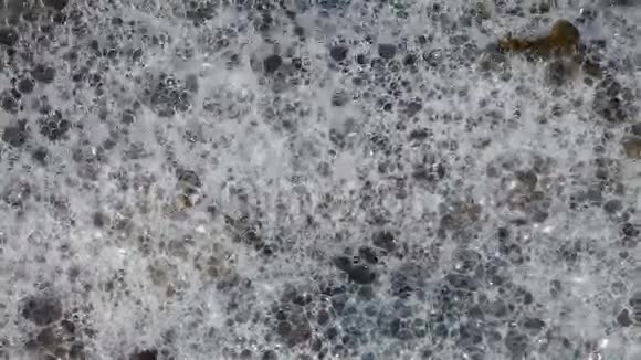 海水泡沫破裂的气泡视频的预览图