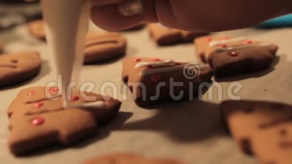 圣诞饼干的装饰过程视频的预览图