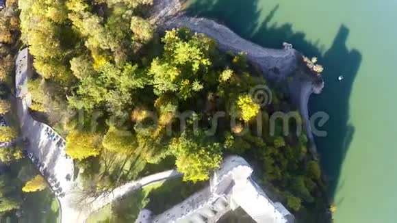 科尔茨提恩湖Niedzica城堡的空中镜头视频的预览图