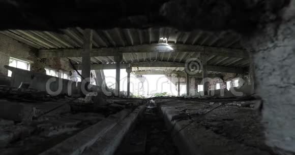 在旧的废弃的废弃建筑里面视频的预览图