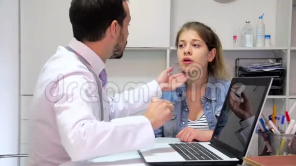 青少年女性来访者向男性医生咨询有关感冒和喉咙痛的问题视频的预览图