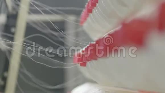 纺织品制造中的白色螺纹视频的预览图