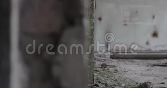 在旧的废弃的废弃建筑里面视频的预览图