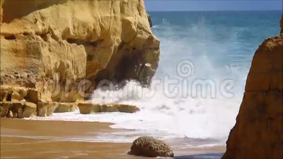 海滩海岸的海浪视频的预览图