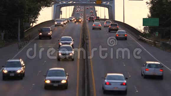 西雅图520号高速公路交通桥日落视频的预览图