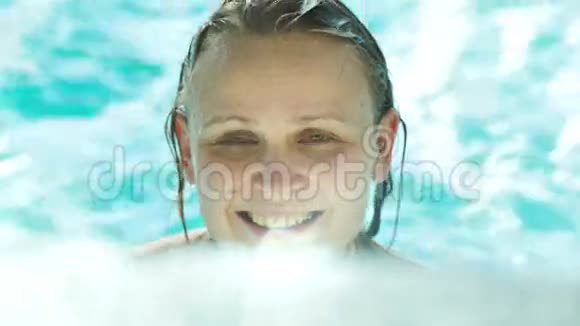 幸福的年轻女子在清澈的蓝水中视频的预览图