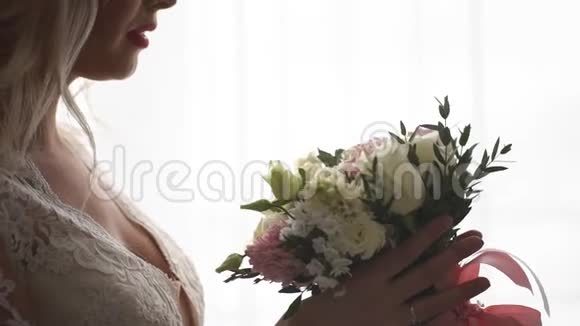 美丽的新娘闻着婚礼花束视频的预览图