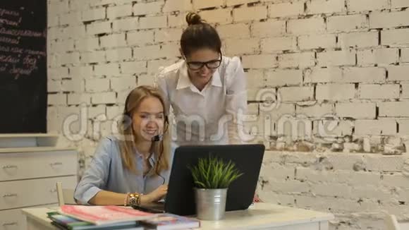 两个年轻的女商人在办公室开会视频的预览图