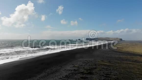 冰岛的黑沙滩悬崖视频的预览图