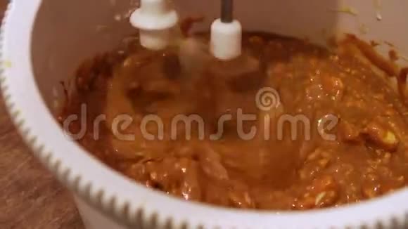 混合奶油蛋糕填充在搅拌机关闭视频的预览图