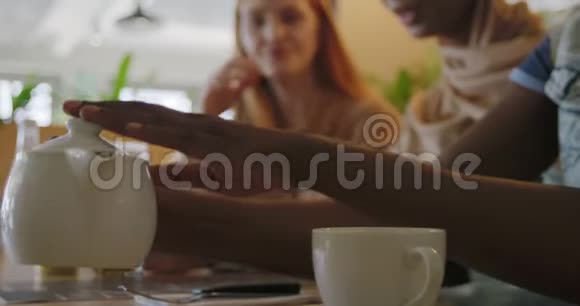 年轻的成年女性朋友在咖啡馆里闲逛视频的预览图