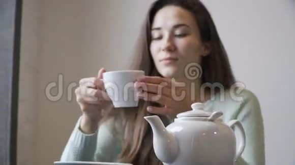 在咖啡馆喝茶的美女视频的预览图