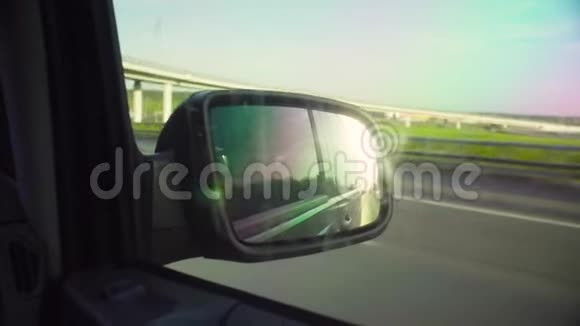 汽车后视镜中道路的反光视频的预览图