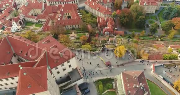 布拉格全景城市空中从上面看到布拉格的城市景观飞越城市区域老城区视频的预览图