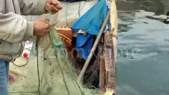 渔民修理鱼网视频的预览图