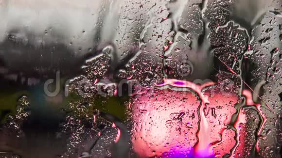 汽车玻璃上的雨水滴视频的预览图
