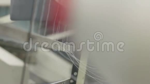 纺织品制造中的白色螺纹视频的预览图