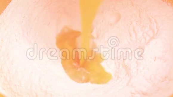 鸡蛋面团面粉和鸡蛋混合视频的预览图
