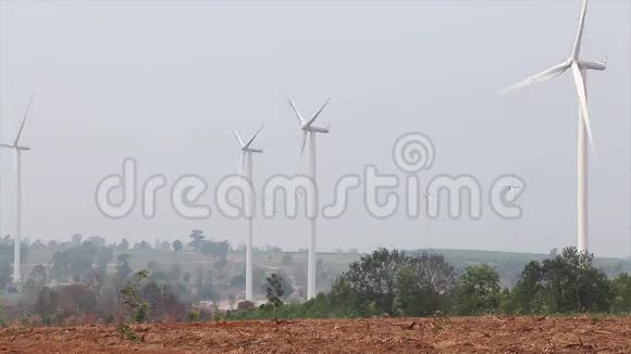 绿色能源概念风力涡轮机在阴天与灰尘环境中使用视频的预览图