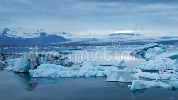 蓝色冰山漂浮在午夜的阳光下视频的预览图