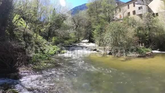 法国奥德的比利牛斯河和村庄视频的预览图