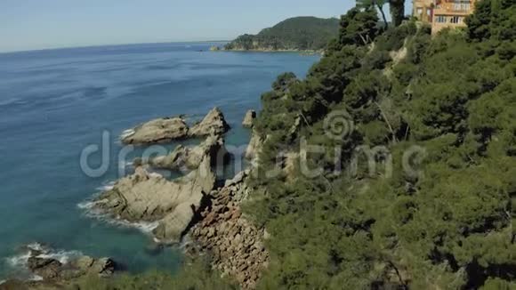 西班牙4K无人驾驶飞机夏季在地中海上空飞行视频的预览图