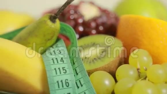 水果和测量磁带关闭饮食的概念视频的预览图