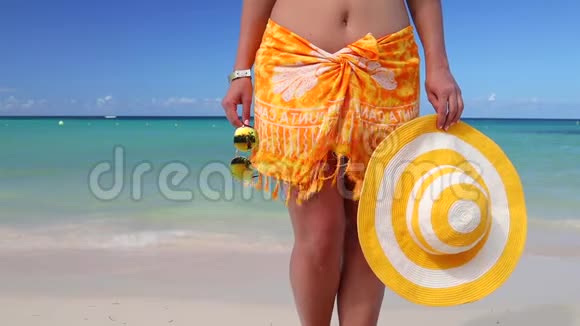 热带海滩上美丽的年轻女子多米尼加共和国蓬塔卡纳的暑假视频的预览图