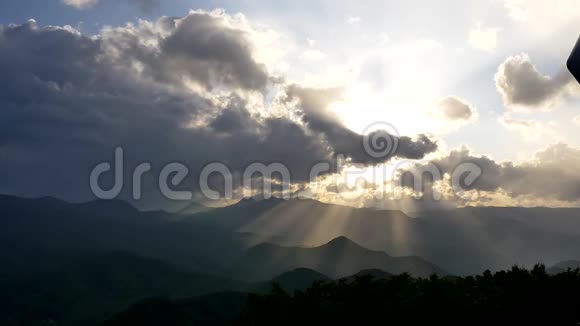 太阳射线从日本北海道莫瓦山顶冲破云层视频的预览图