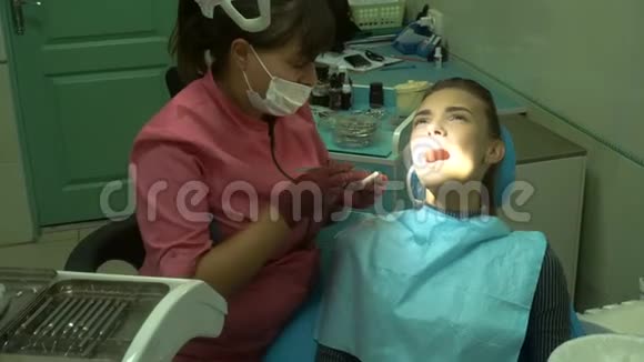 年轻的女人对待她的牙齿视频的预览图