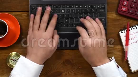 商人在笔记本电脑上打字视频的预览图