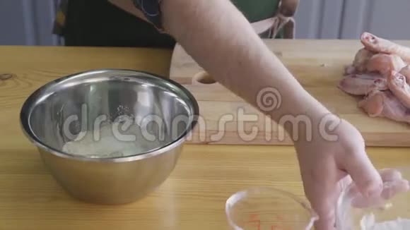 厨师的手把面粉移到碗里视频的预览图
