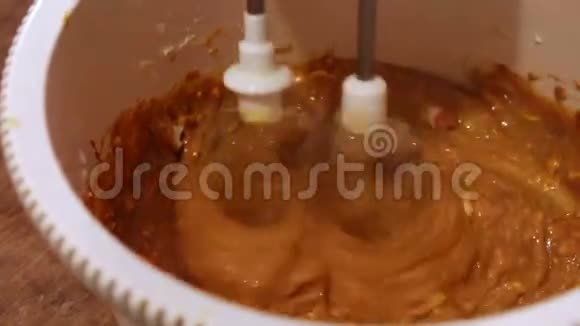 混合奶油蛋糕填充在搅拌机关闭视频的预览图