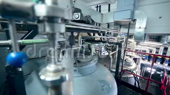 现代科技工业设备管道泵过滤器量规传感器电机化学品罐视频的预览图