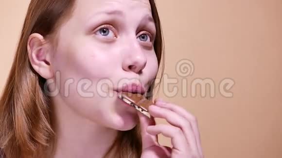 少女在吃巧克力4KUHD视频的预览图