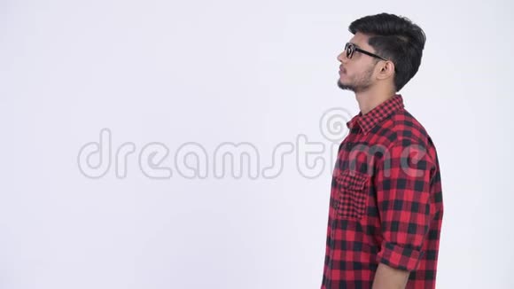 年轻英俊留胡子的印度时髦男人的侧写视频的预览图