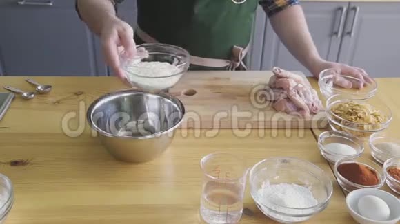 厨师的手把面粉移到碗里视频的预览图