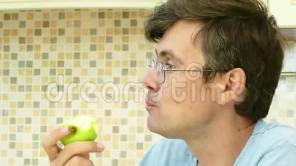成年人吃绿色苹果视频的预览图