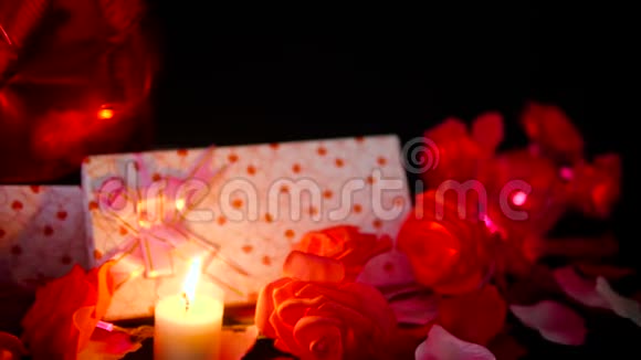 鲜花礼品盒气球和蜡烛的情人节装饰镜头视频的预览图