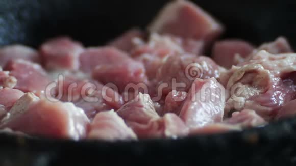 在煎锅里煮肉的慢镜头人类正在用特纳搅拌它视频的预览图