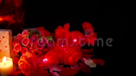 鲜花礼品盒气球和蜡烛的情人节装饰镜头视频的预览图