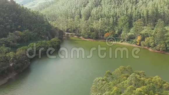 从马图贝蒂湖俯瞰美丽的自然和群山喀拉拉邦在穆纳尔市附近视频的预览图