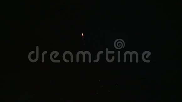 在夜空中用烟火庆祝新年前夜视频的预览图