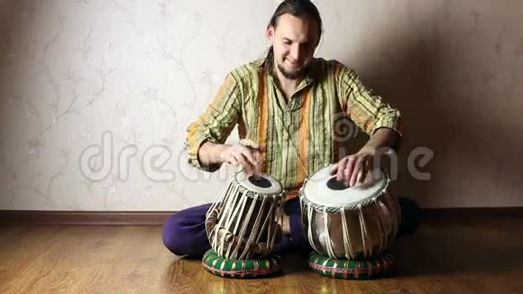 在印度塔布拉鼓上演奏的人视频的预览图