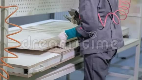 女工人做老化门的效果木质室内门的生产视频的预览图