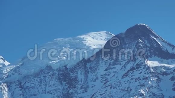令人惊叹的接近常年冰川的勃朗峰山脉在法国一侧冰天雪地奇景视频的预览图