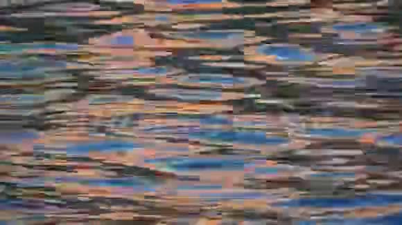 五颜六色的涟漪在水面上流淌视频的预览图